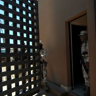 Analiza jueza videos de defensa de Hank Rhon