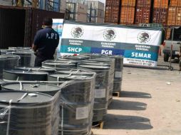 El material químico fue ubicado por las autoridades en una bodega del puerto interior de Manzanillo. EL UNIVERSAL  /