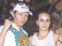 Ana María ''La Guerrera'' Torres (izq.) hará su novena defensa de su título Supermosca del CMB. ESPECIAL  /