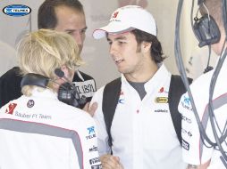 Sergio Pérez se despide de su equipo, luego de que la escudería Sauber anunció su retiro del Gran Premio de Canadá. AP  /