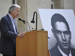 El cineasta Costa Gavras pronuncia un discurso durante el homenaje oficial al escritor. EFE  /