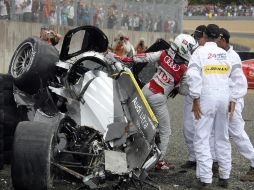 Momento en que McNish abandona los restos de su auto tras el impacto. AP  /