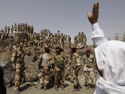 Soldados del ejército se unen a los lados de los manifestantes contra el régimen. REUTERS  /
