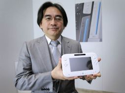 Satoru Iwata muestra la nueva consola de Nintendo durante la feria E3 en Los Ángeles. REUTERS  /