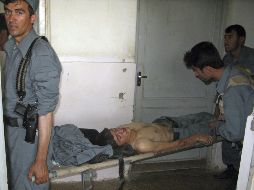 Un herido es trasladado a un hospital. EFE  /
