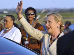 Clinton saluda a su llegada en el aeropuerto de Julius Nyerere en Dar es Salaam, Tanzania. AP  /