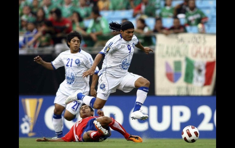 Los jugadores de El Salvador se vieron frustrados por el empate que Costa Rica les sacó en los últimos segundos del duelo. MEXSPORT  /