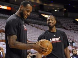 El jugador estrella de los Heats, James LeBron, bromea con su compañero Dwyane Wade durante entrenamiento. EFE  /