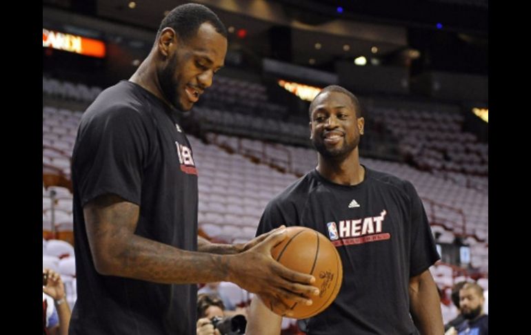 El jugador estrella de los Heats, James LeBron, bromea con su compañero Dwyane Wade durante entrenamiento. EFE  /