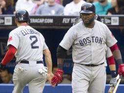 Los jugadores de Boston celebran tras los puntos hechos por Adrián González ante Toronto. EFE  /