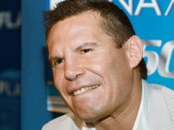 El legendario peleador mexicano Julio César Chávez fue campeón en tres distintas divisiones.  MEXSPORT  /