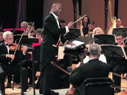 Leslie B. Dunner, director interino de la OFJ, en el concierto del viernes. M.FREYRIA  /