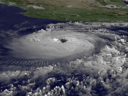 El huracán Adrián con categoría I se desplaza hacia el Oeste y se debilita de manera rápida sin afectar al país. ARCHIVO  /