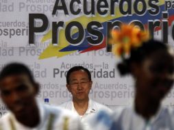 El secretario general de la ONU, Ban Ki-moon, observa un bailable en Cartagena. EFE  /