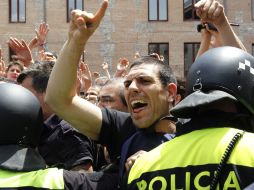 La Policía enfrentó a los manifestantes que rechazaron la investidura del alcalde de Madrid. EFE  /