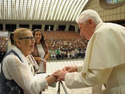 El Sumo Pontífice saluda a una gitana durante la audiencia celebrada en el Aula Pablo VI del Vaticano. EFE  /