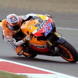 Stoner triunfa en Silverstone