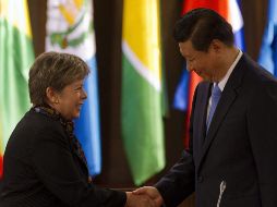 El vicepresidente de China, Xi Jinping, saluda a Alicia Bárcena. EFE  /