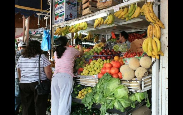 La mayoría de la población que tiene un empleo recibe ingresos de hasta tres salarios mínimos para sostenerse. ARCHIVO  /