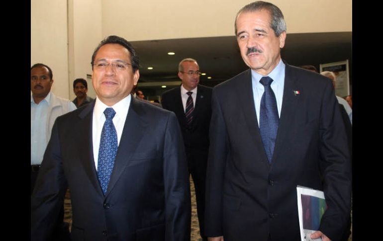 El titular de Salud, José Ángel Córdova (der.), y el gobernador de Guanajuato Juan Manuel Oliva. EL UNIVERSAL  /