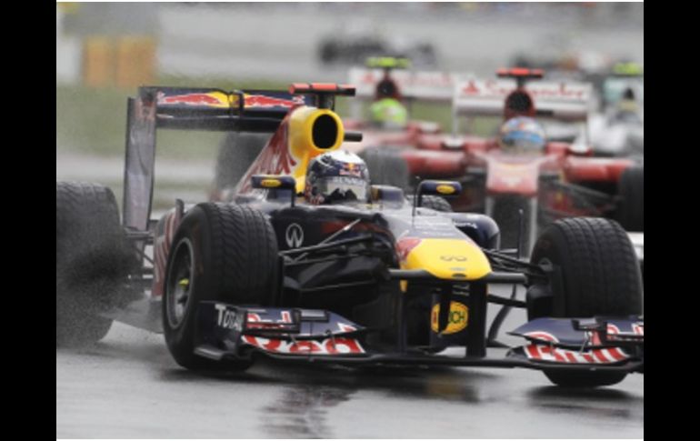 Sebastian Vettel durante la carrera antes de ser detenida. AP  /