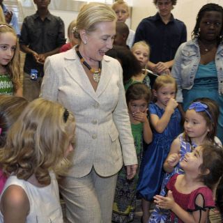 Clinton anuncia que EU multiplica por cuatro ayuda a malnutrición infantil