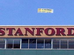 La manta se mostró sobre el estadio de la Universidad de Stanford. EL UNIVERSAL  /