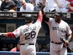 El mexicano Adrián González festeja con su compañero David Ortíz. AFP  /