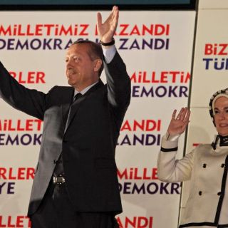 Erdogan gana elecciones en Turquía con mayoría simple