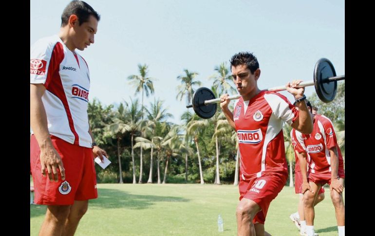 “Venado” Medina durante la sesión de trabajo en cancha, donde trabajó fuerza. ESPECIAL  /