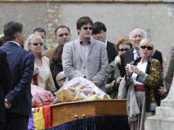 En una ceremonia íntima, amigos y familiares despidieron al escritor. ESPECIAL AFP  /