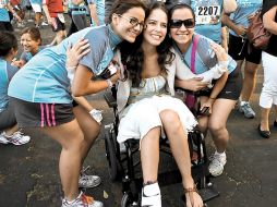 Sí se pudo. Ana Claudia Talancón logró llegar a la meta en silla de ruedas gracias a la ayuda de otros participantes. EL UNIVERSAL  /