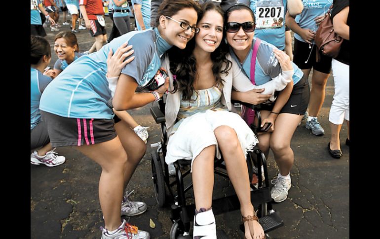 Sí se pudo. Ana Claudia Talancón logró llegar a la meta en silla de ruedas gracias a la ayuda de otros participantes. EL UNIVERSAL  /