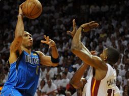 Mario Chalmers de Miami, trata de bloquear a Shawn Marion de Dallas. AFP  /