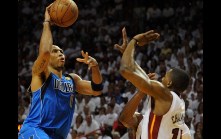 Mario Chalmers de Miami, trata de bloquear a Shawn Marion de Dallas. AFP  /