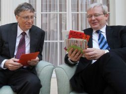 El empresario Bill Gates y ministro australiano de Asuntos Exteriores, Kevin Rudd, revisan cartas de niños australianos. REUTERS  /