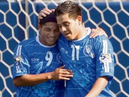 Rodolfo Zelaya (der.) es felicitado por su compañero Rudis Corrales. AFP  /