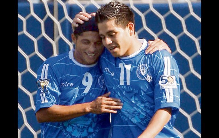 Rodolfo Zelaya (der.) es felicitado por su compañero Rudis Corrales. AFP  /