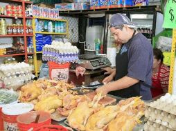 Avicultores dicen que la clave del crecimiento de los pollos obedece a la selección genética y las fórmulas nutricionales. ARCHIVO  /