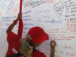 Partidarios del mandatario venezolano le desean mejoría tras la operación. REUTERS  /