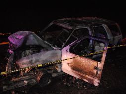 En el espacio del copiloto de la camioneta incendiada, quedó el cadáver calcinado del hombre. O. RUVALCABA  /