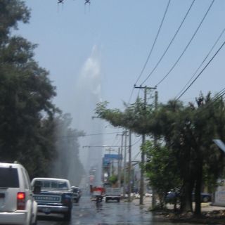Brota torrente de agua en la Calzada