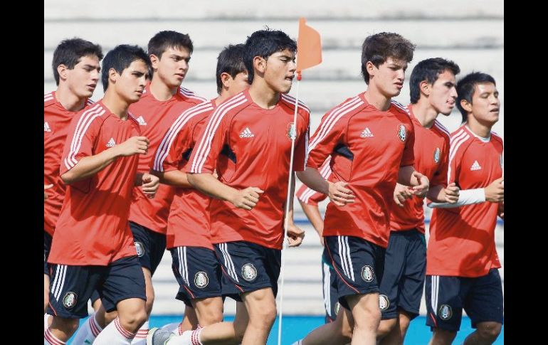 Jugadores de la Selección mexicana Sub-17 trotan alrededor de la cancha del Estadio Morelos. MEXSPORT  /