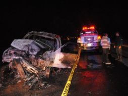 La camioneta quedó destruida. Dentro de ésta fue localizado el cuerpo calcinado. O. RUVALCABA  /