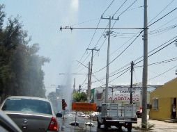 La tubería rota en la Calzada Independencia ocasionó que el agua brotara hasta 10 metros. ESPECIAL  /