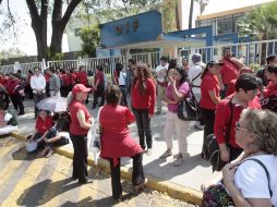 Los manifestantes bloquearon los accesos a las instalaciones del DIF Jalisco. A. HINOJOSA  /