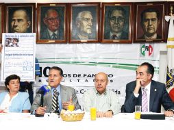 Arturo Zamora (centro) denunció actos de proselitismo por parte de funcionarios de servicios consulares. E. BARRERA  /