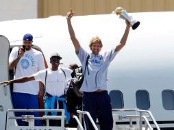 Los jugadores de Mavericks al regresar a Dallas. AP  /