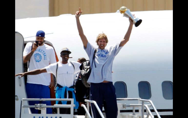 Los jugadores de Mavericks al regresar a Dallas. AP  /