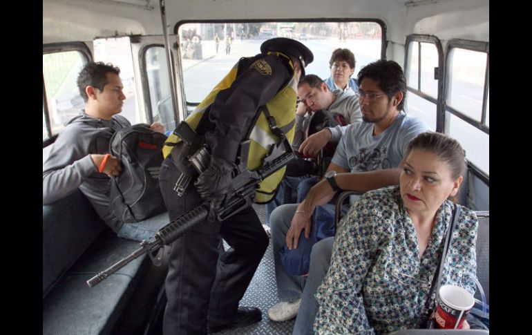 La Policía pone el énfasis en Toluca en el robo a pasajeros del transporte urbano. EL UNIVERSAL  /